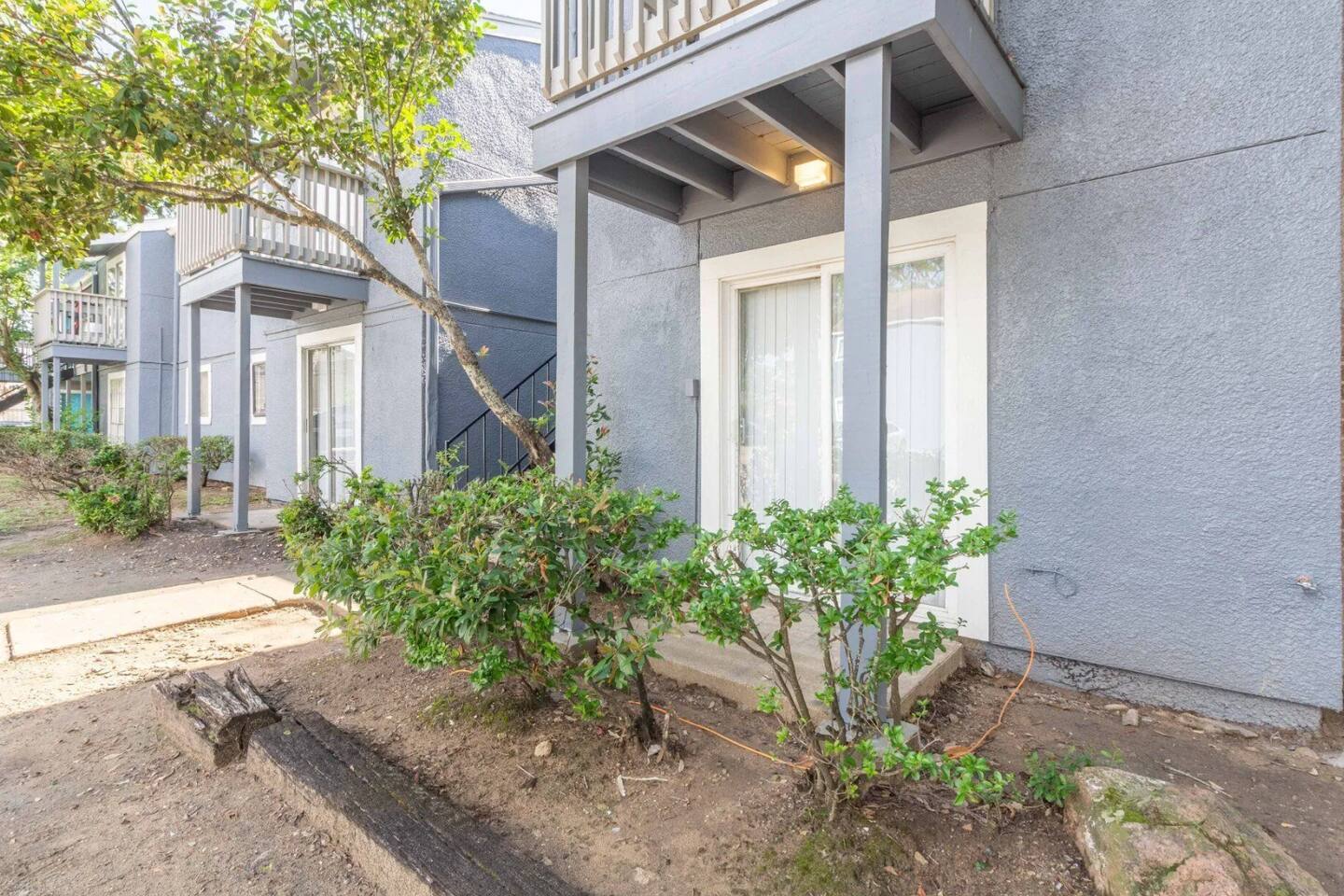 Alternate view of Wesley Gardens, an Airbnb-friendly apartment in Houston, TX