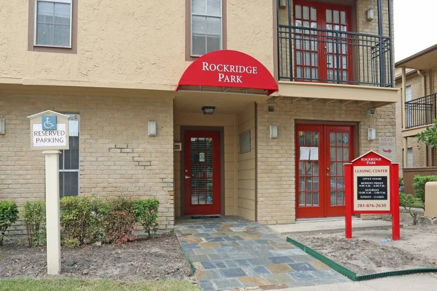 Exterior of Rockridge Park, an Airbnb-friendly apartment in Houston, TX