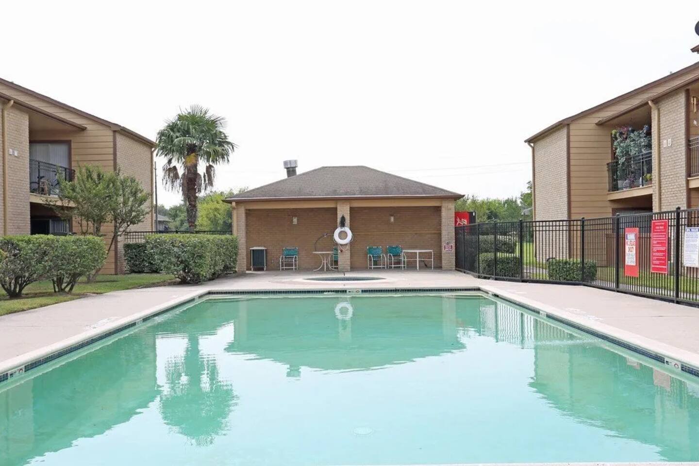 Alternate view of Rockridge Park, an Airbnb-friendly apartment in Houston, TX