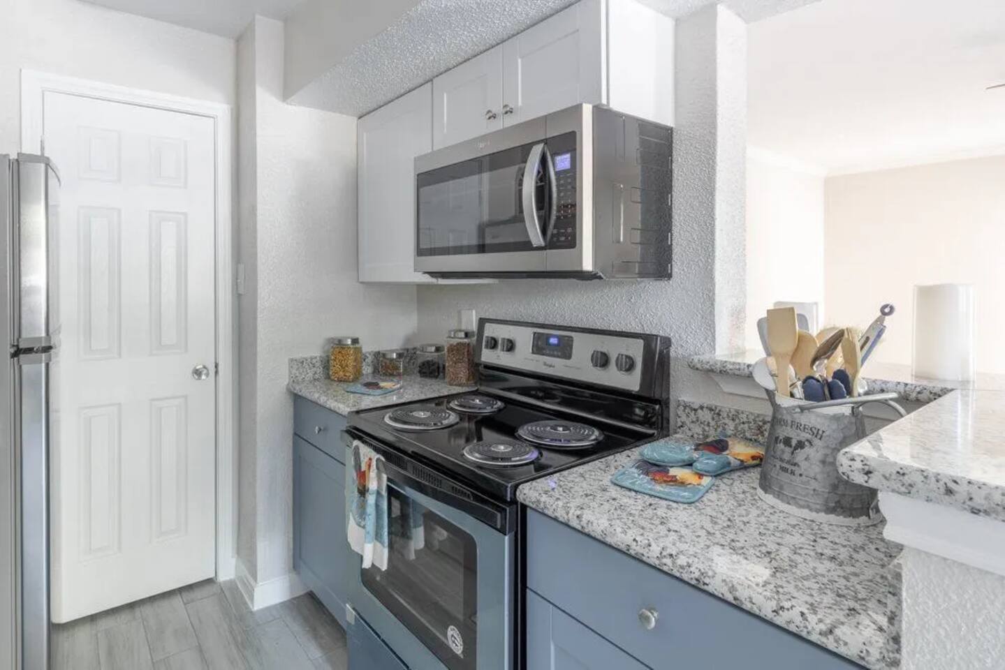 Alternate view of Crescent at CityView, an Airbnb-friendly apartment in Houston, TX