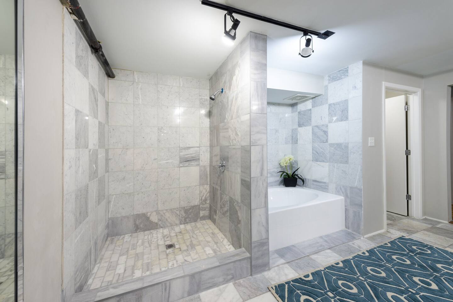 , an Airbnb-friendly apartment in Houston, TX