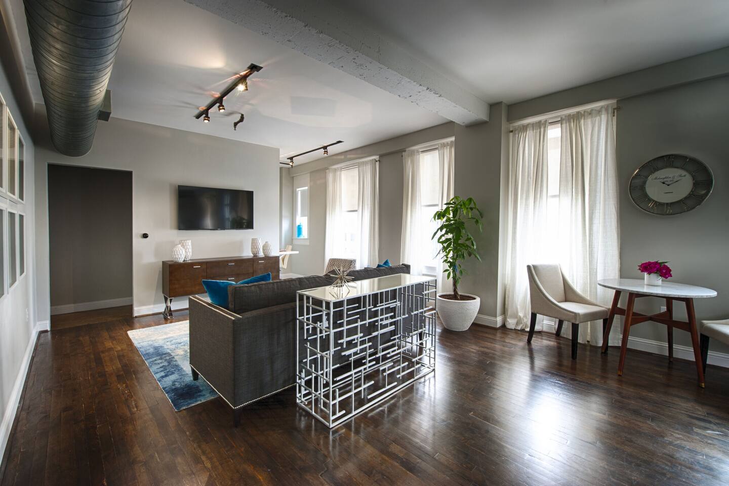 , an Airbnb-friendly apartment in Houston, TX