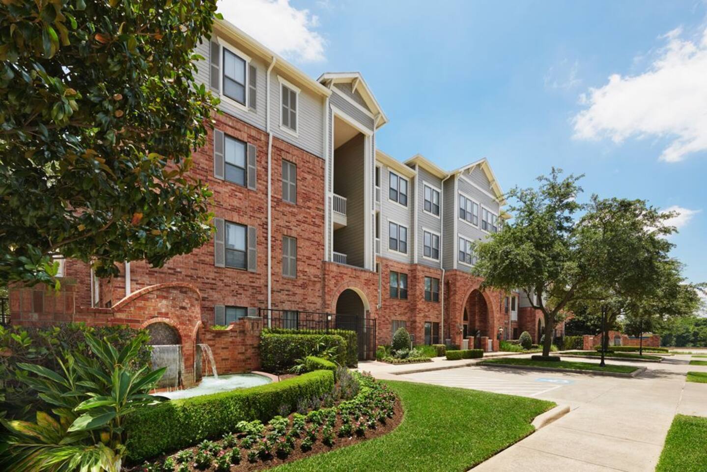 Alternate view of Camden Heights, an Airbnb-friendly apartment in Houston, TX