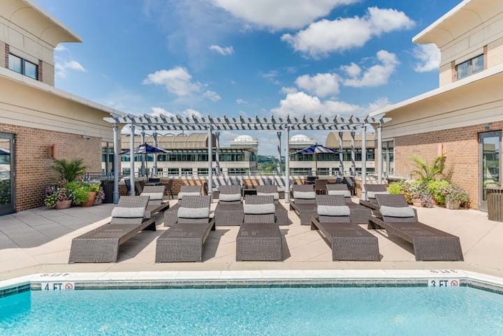 RGVtYW5kUGljdHVyZToxOTU1MjA2NzY0