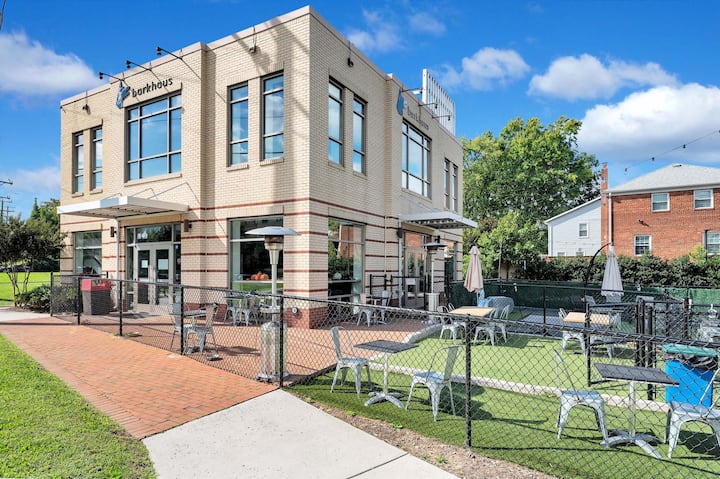 RGVtYW5kUGljdHVyZToxOTUxODI5NTQz