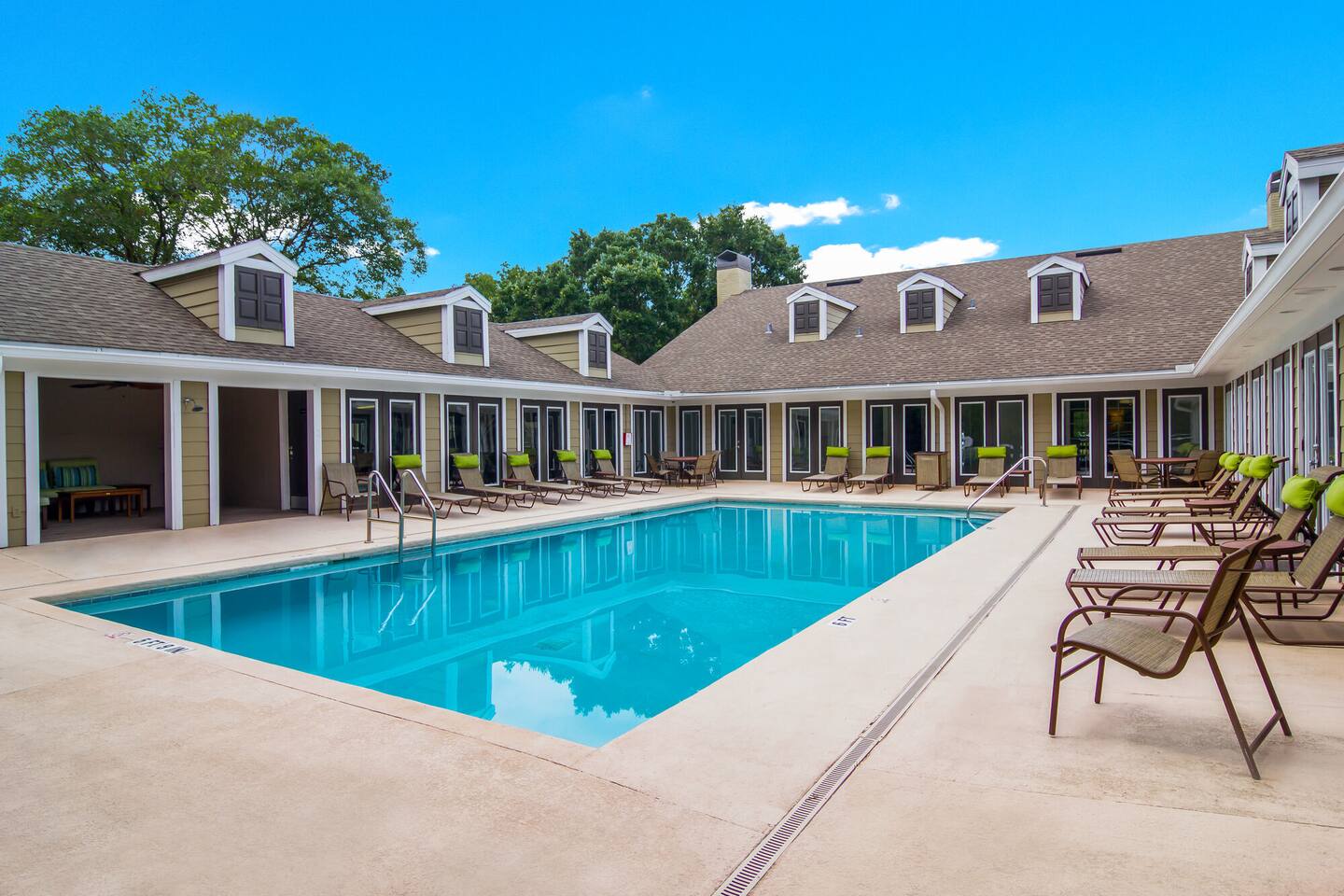 Exterior of Villas at St. Johns, an Airbnb-friendly apartment in Jacksonville, FL