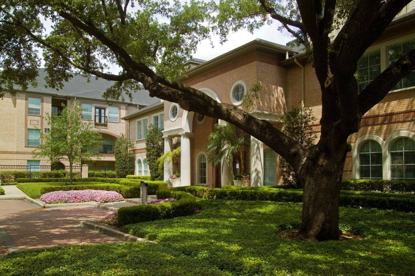 , an Airbnb-friendly apartment in Houston, TX