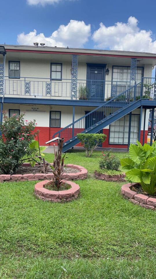 Alternate view of Glen Willow Apartments, an Airbnb-friendly apartment in Houston, TX