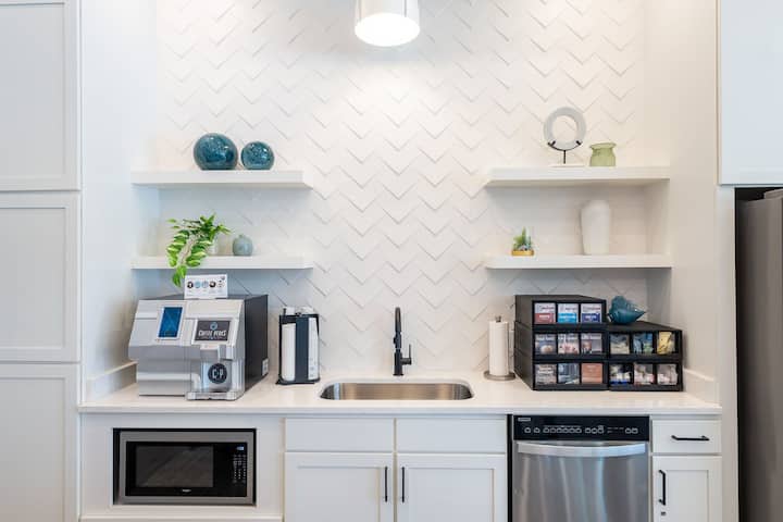 RGVtYW5kUGljdHVyZToyMjg3Mjc3MjA1