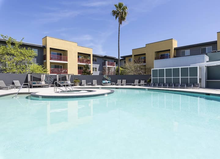 RGVtYW5kUGljdHVyZToxOTU1MjEzNjc3