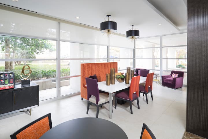 RGVtYW5kUGljdHVyZToxOTUxNTc5OTI2