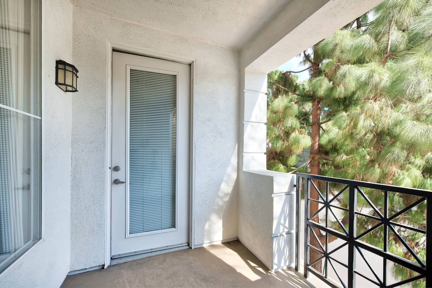 , an Airbnb-friendly apartment in Marina Del Rey, CA