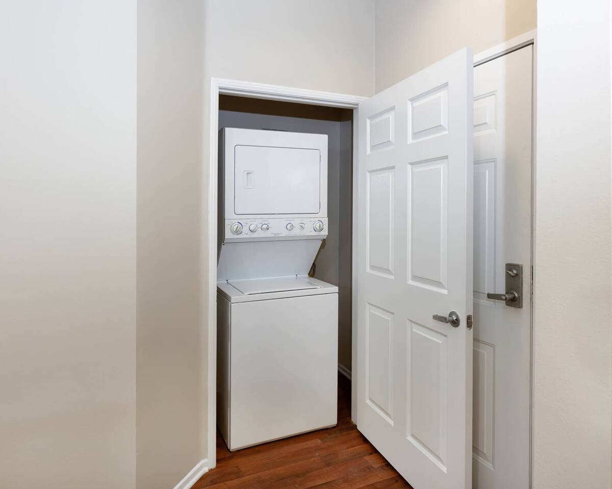 , an Airbnb-friendly apartment in Marina Del Rey, CA