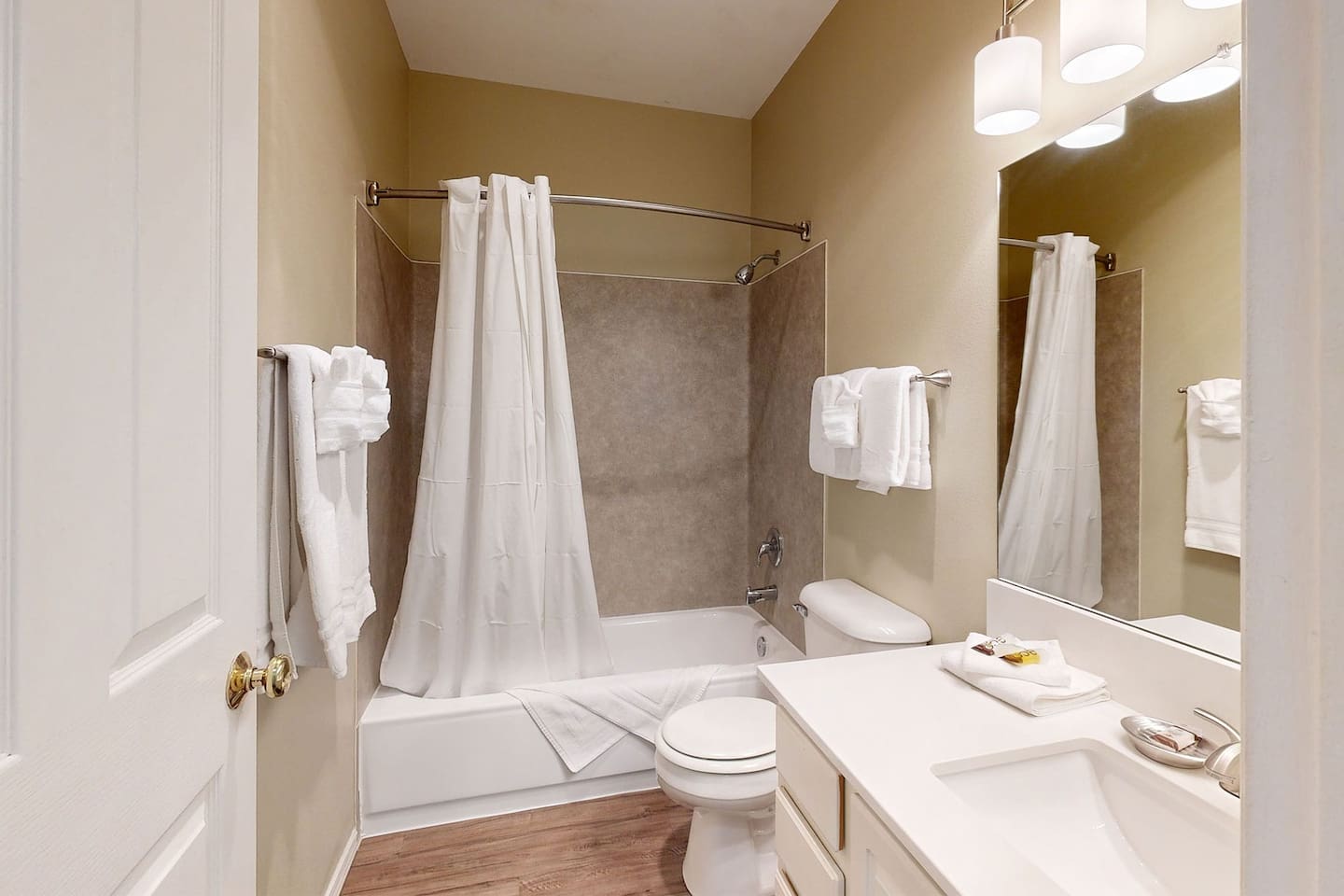 , an Airbnb-friendly apartment in Everett, WA