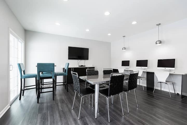 RGVtYW5kUGljdHVyZToxOTU1MjE0NTQz