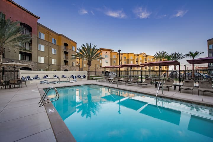 RGVtYW5kUGljdHVyZToxOTQzMTM3NzI3