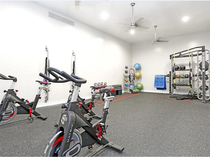 RGVtYW5kUGljdHVyZToxOTU1MjE1MjM3