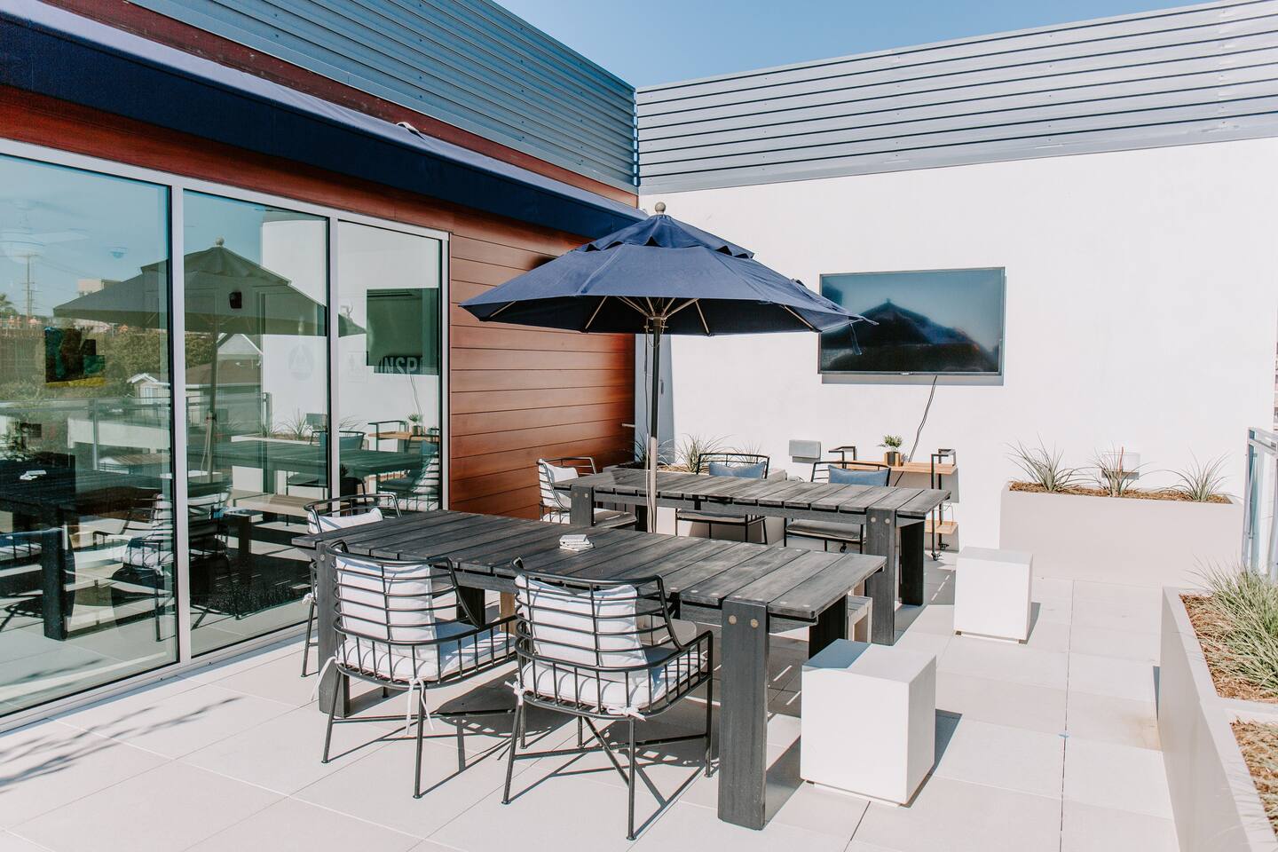 , an Airbnb-friendly apartment in Los Angeles, CA