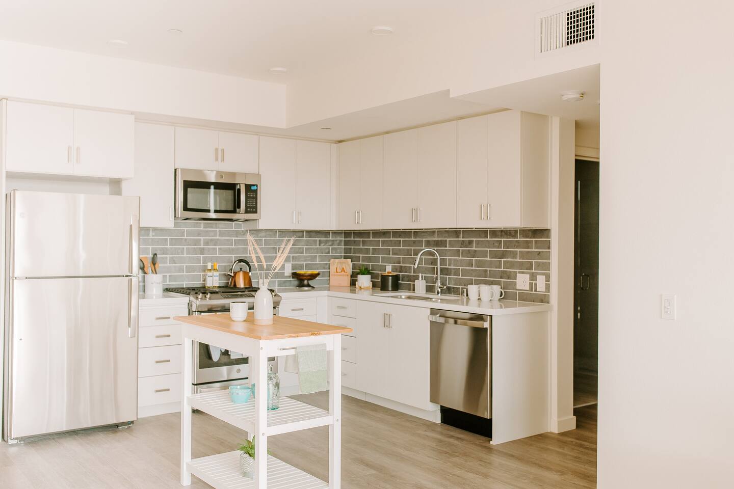 , an Airbnb-friendly apartment in Los Angeles, CA