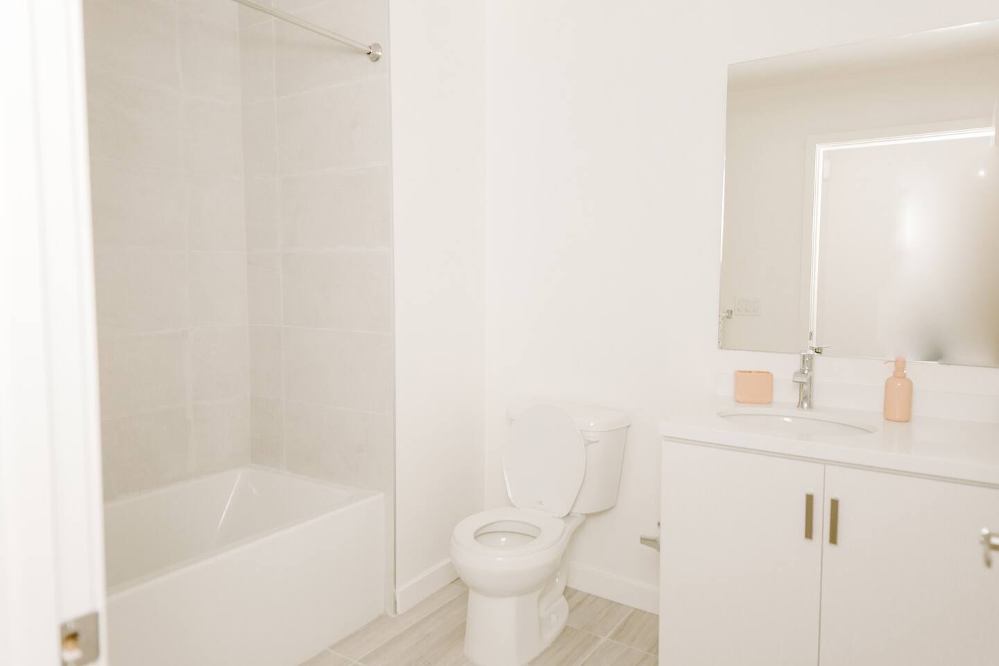 , an Airbnb-friendly apartment in Los Angeles, CA