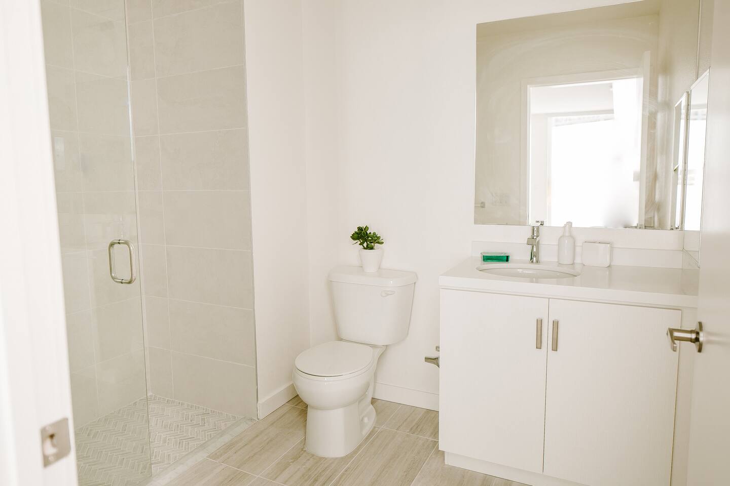 , an Airbnb-friendly apartment in Los Angeles, CA