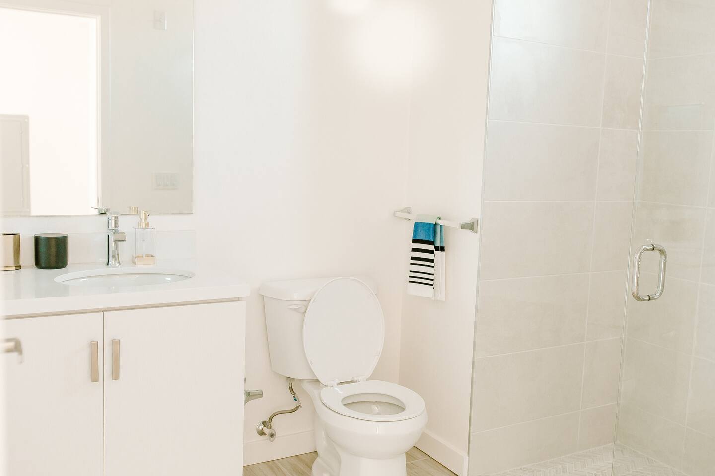 , an Airbnb-friendly apartment in Los Angeles, CA