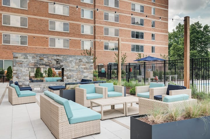 RGVtYW5kUGljdHVyZToxOTQzMTI4OTg5