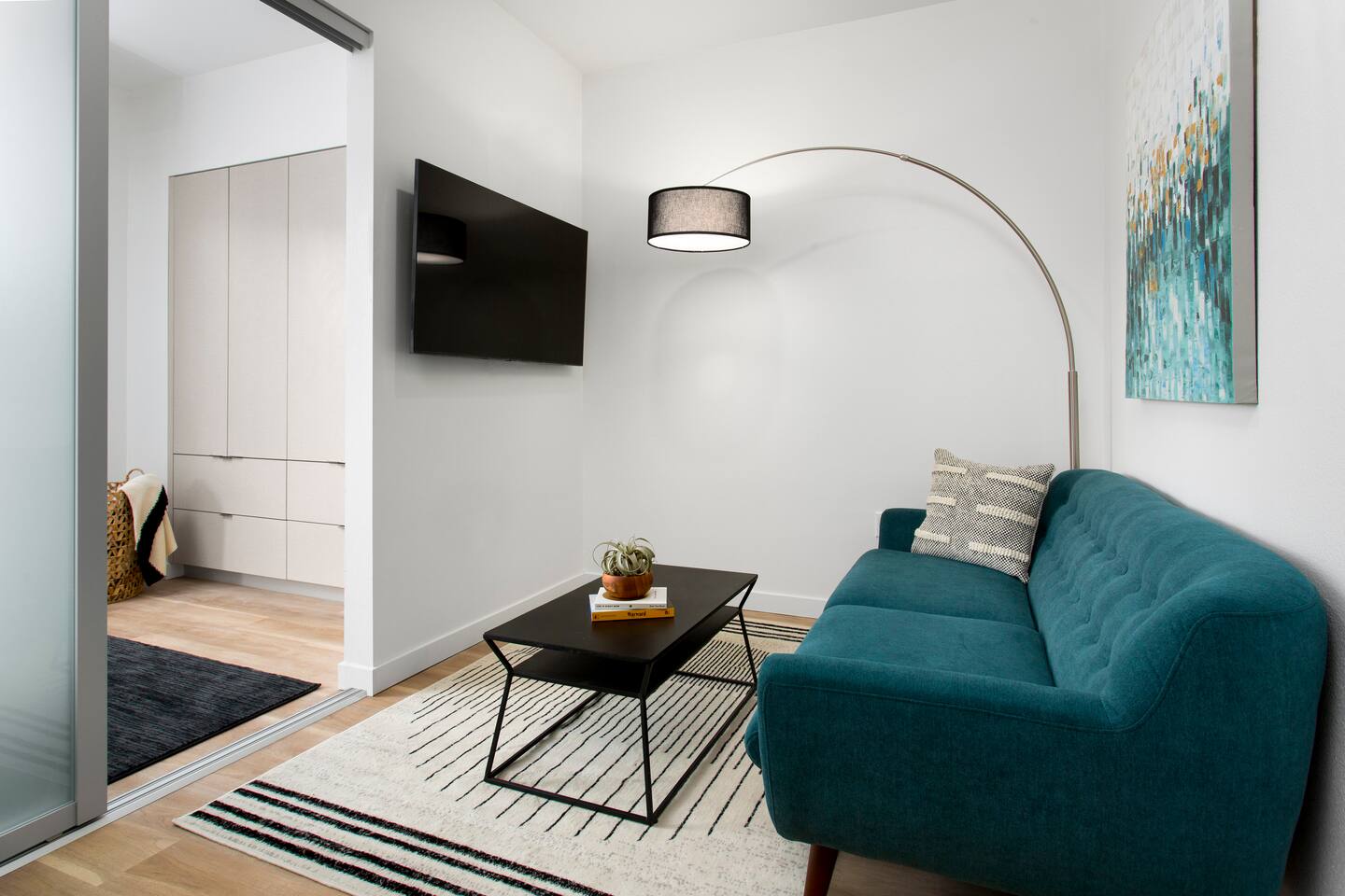 , an Airbnb-friendly apartment in Los Angeles, CA