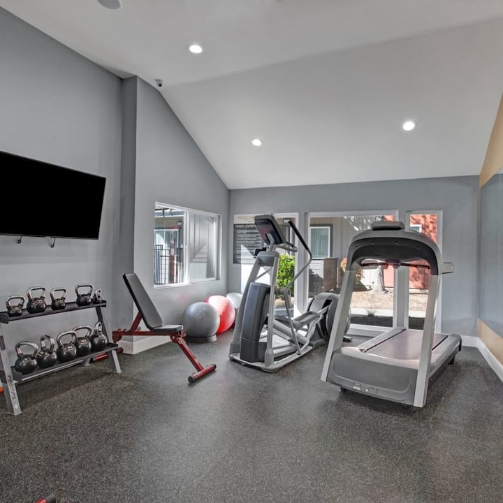 RGVtYW5kUGljdHVyZToxOTU1MjE3NDUz