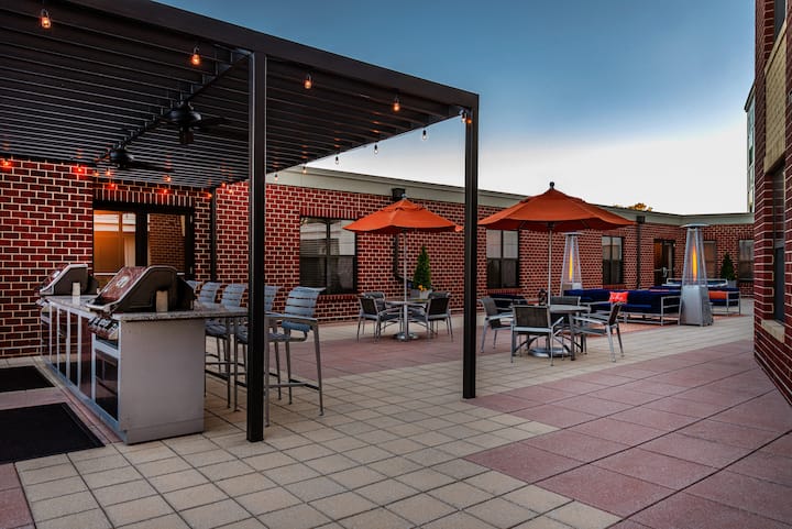 RGVtYW5kUGljdHVyZToxOTg4NDYwMjI1