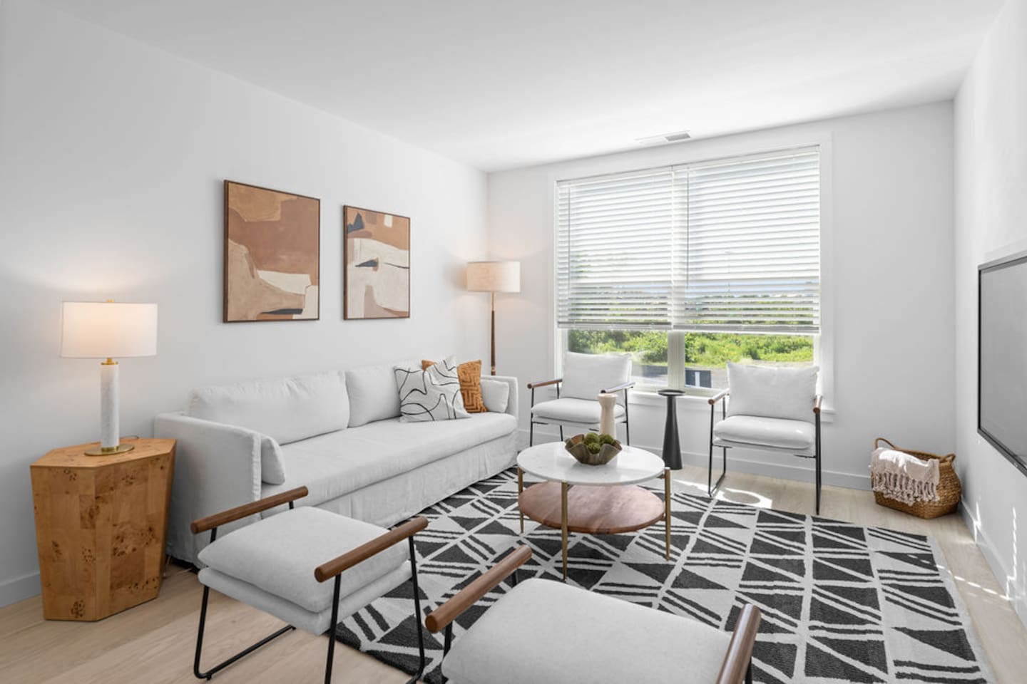 , an Airbnb-friendly apartment in Coraopolis, PA