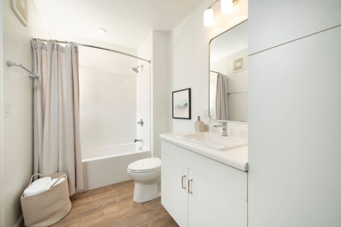 , an Airbnb-friendly apartment in Coraopolis, PA