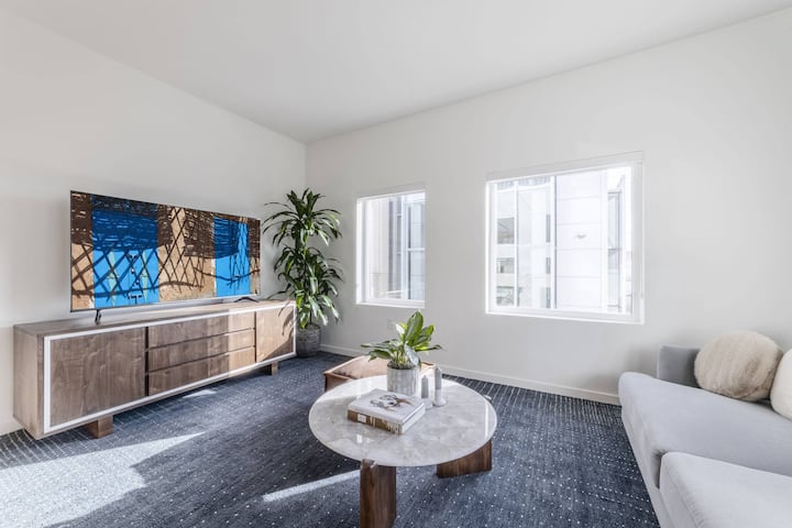 RGVtYW5kUGljdHVyZToyMTc0NzkzOTcz