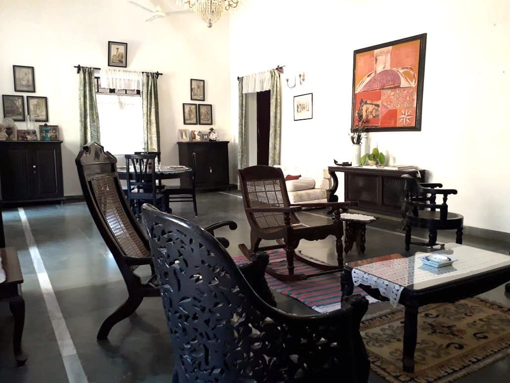 Plush Colonial Home 1km from the Beach with 5★WiFi