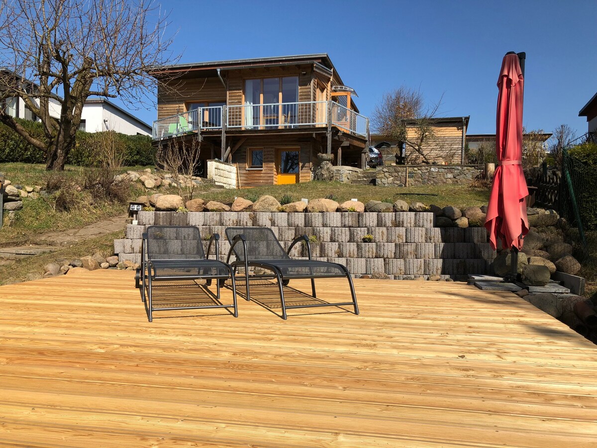 Holzbungalow am See und Wald