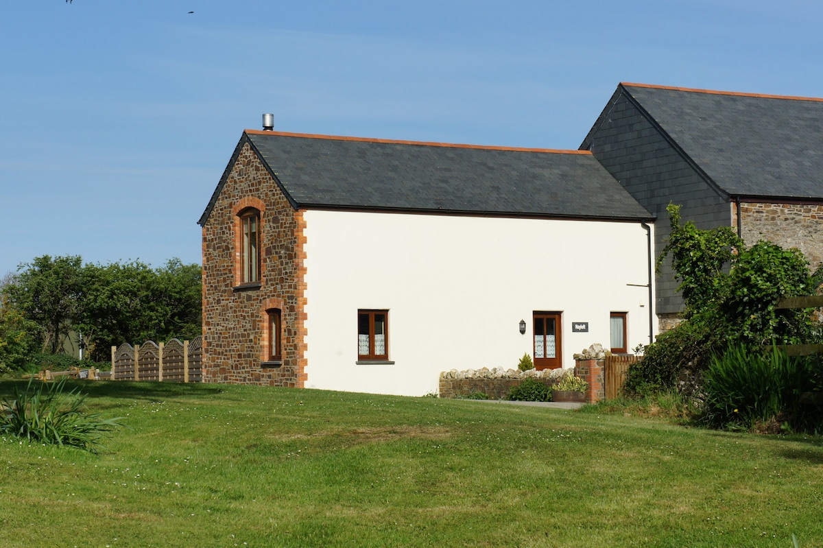 Hayloft - Quiet farm stay with fishing