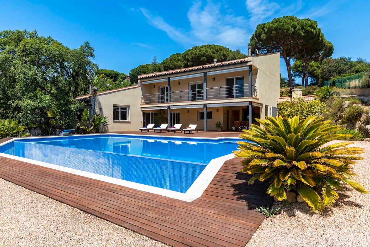 地中海别墅，带泳池，毗邻巴塞罗那