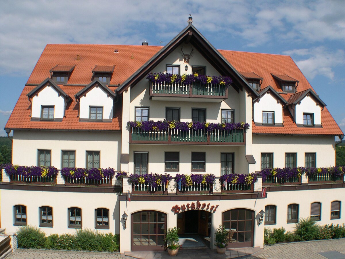 Goldener Hirsch （ Burgthann ） ，双人客房高级酒店- Burghotel