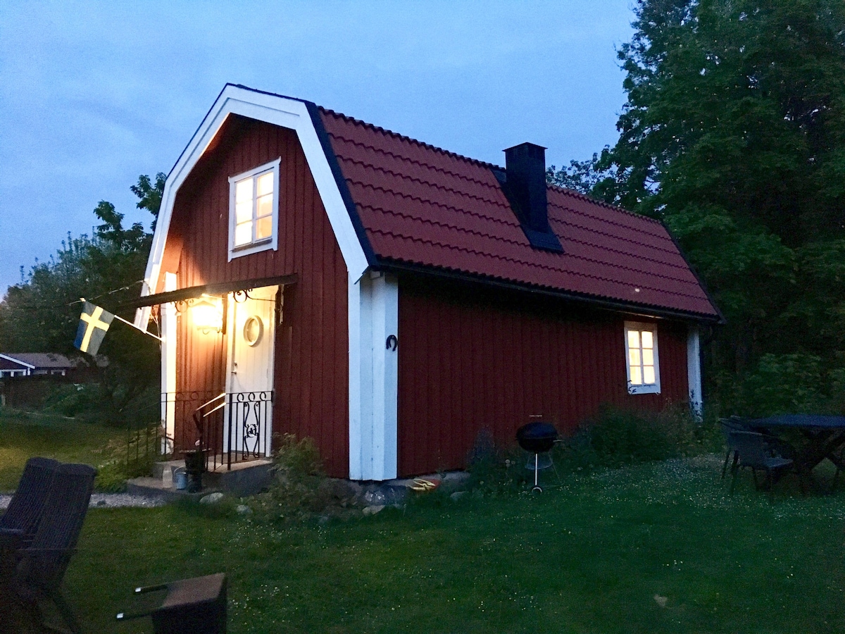 位于Stavsnäs的房子，非常靠近水域。