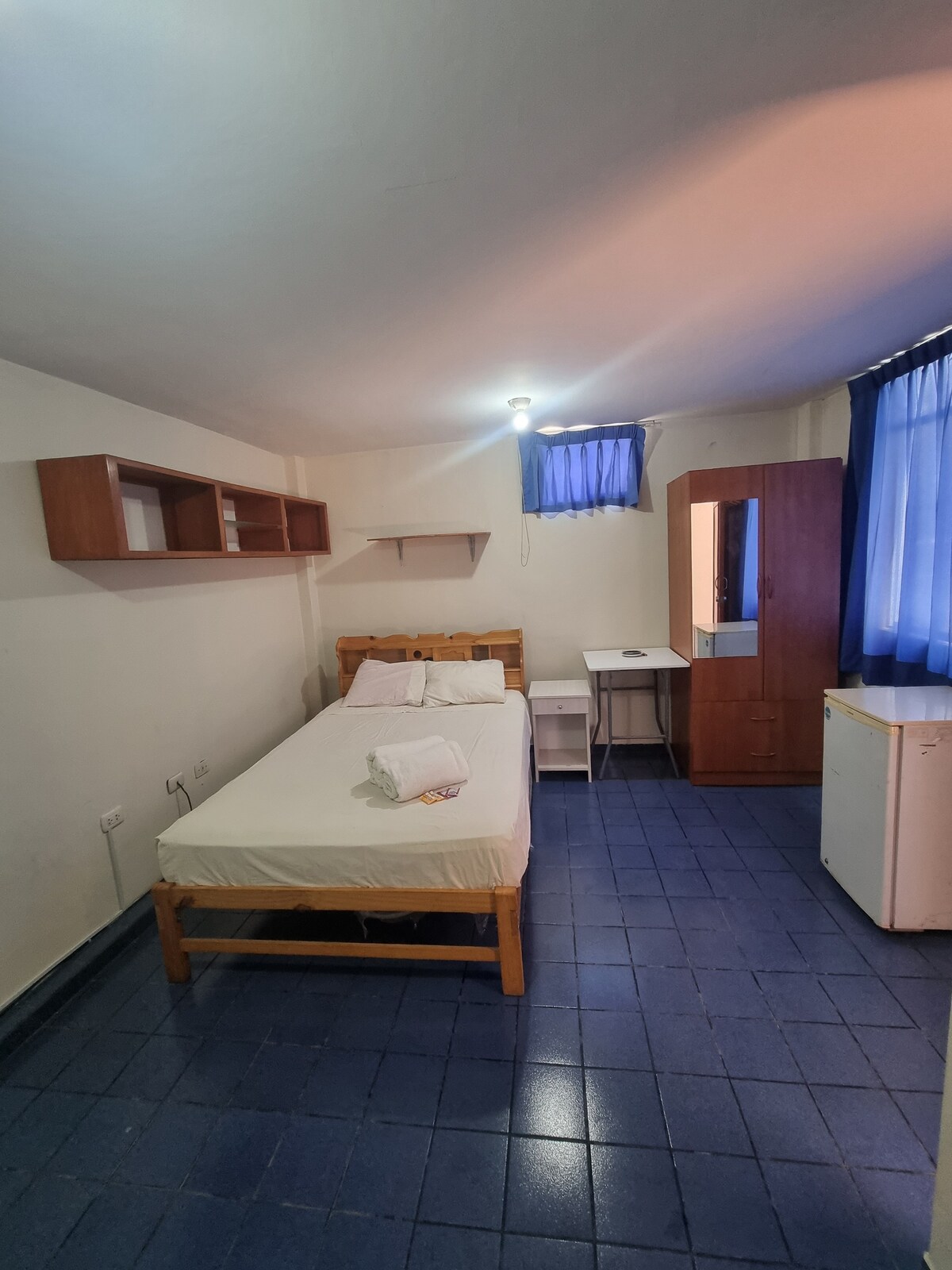 Amplia habitación amoblada con baño privado