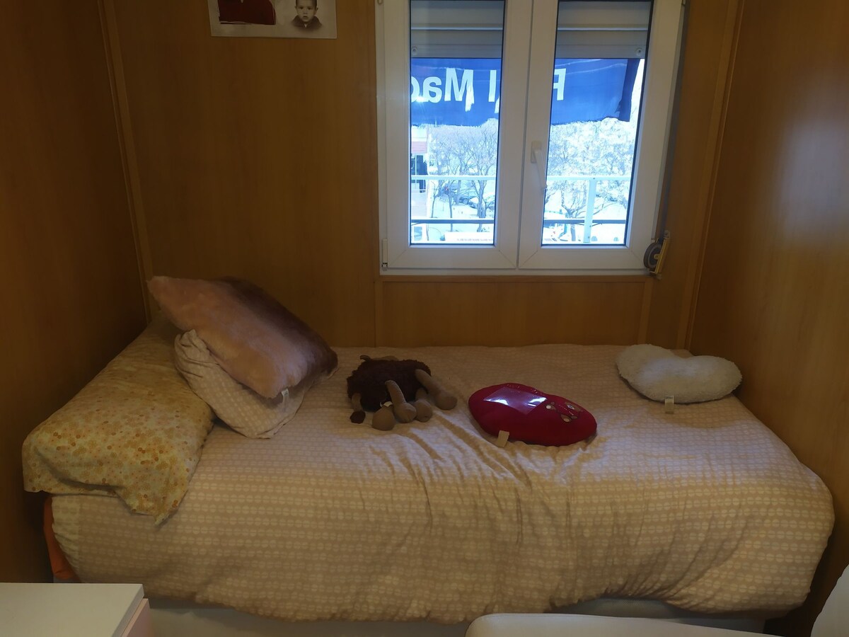Torrejon的舒适房间，新床垫，扶手椅