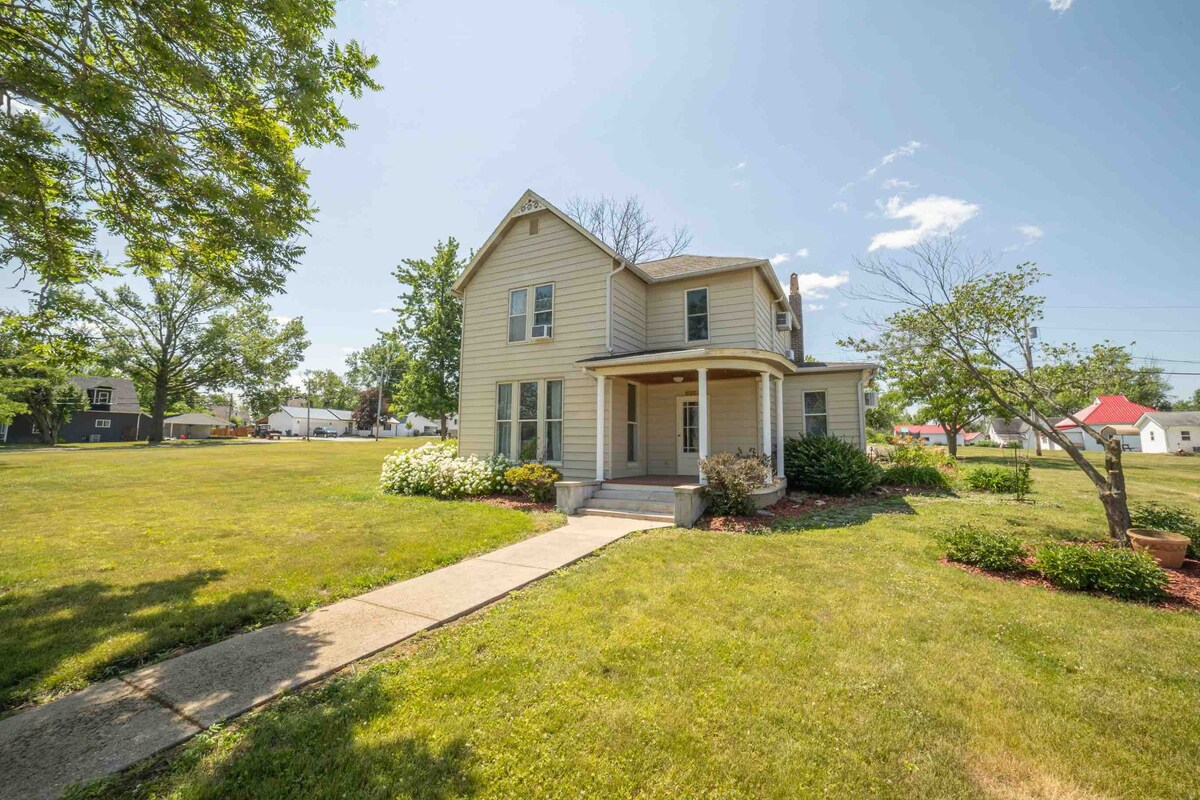 Charming, 1910s home! Close to lake!