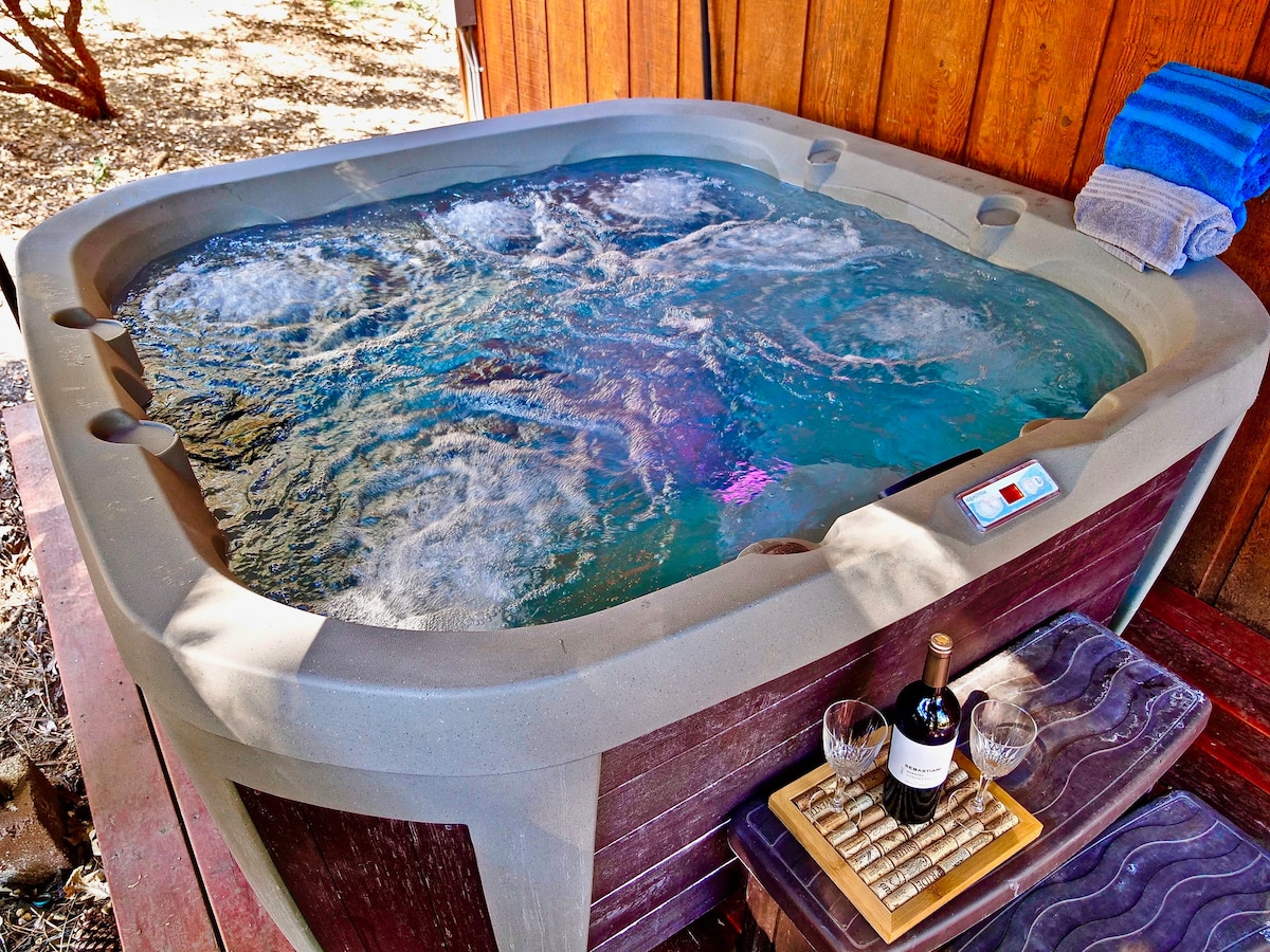 Bear's Den: 4 Bedroom with Hot Tub!
