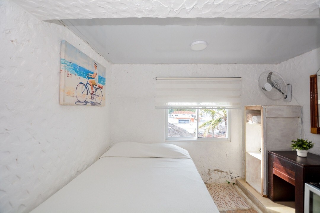 位于Cortecito海滩的简单房间。