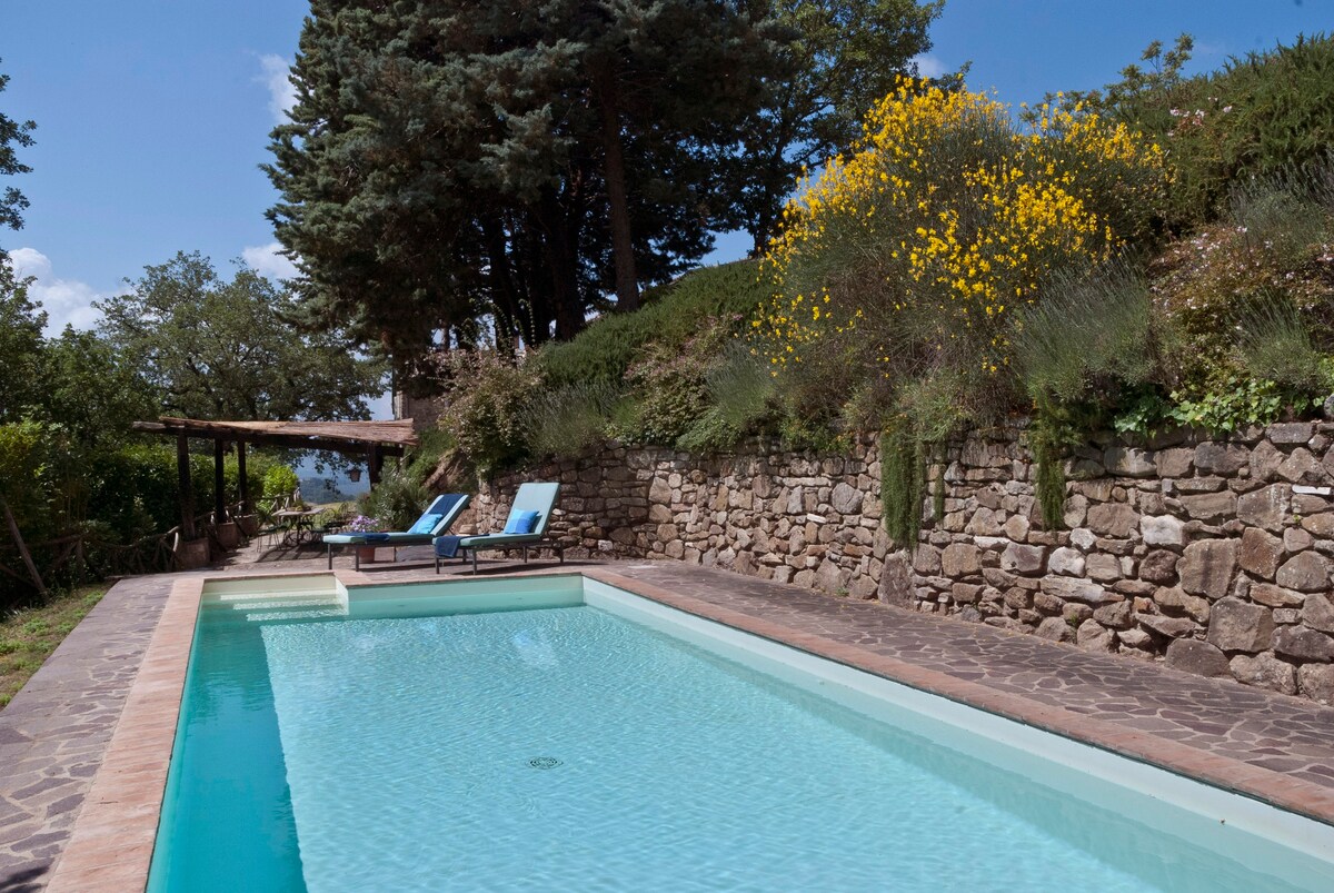 Farmhouse w/ private pool, scenic views in Umbria