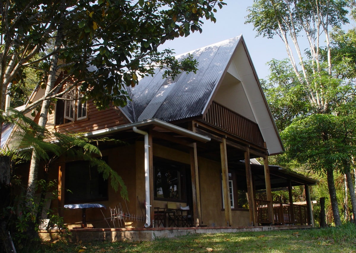 「Feathers at Frogmore」- Atherton Tablelands