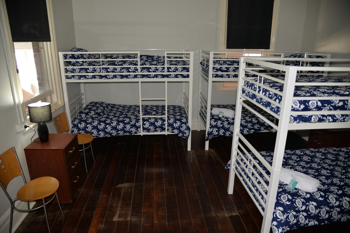 6张床男宿舍床，每人共用卫生间