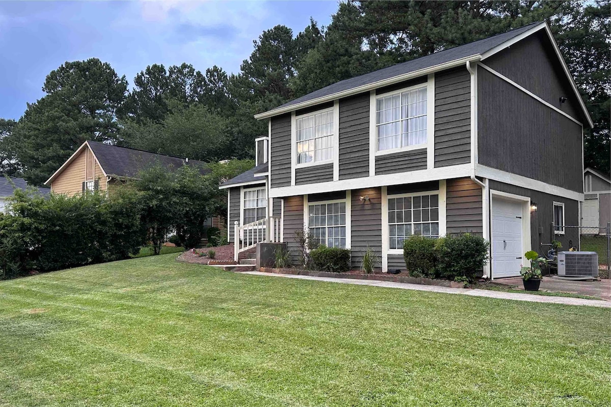 Cute and Cozy home w/ Deck!