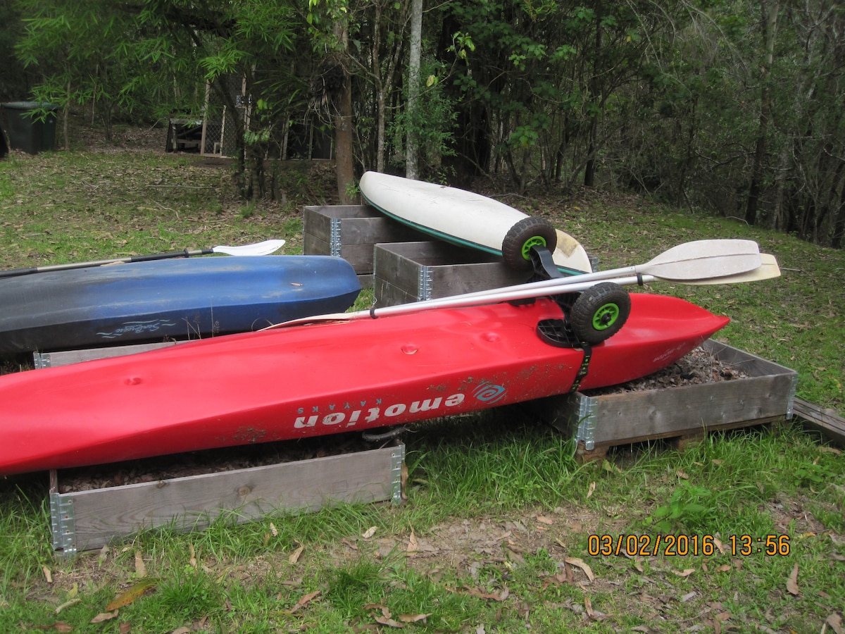 TINAROO HAVEN……漫步到湖边……免费皮划艇。