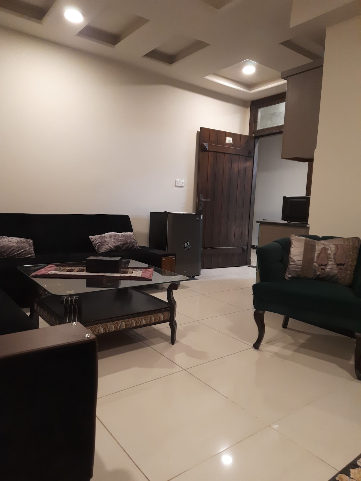 PINE APARTMENTS.Bahria Town Islamabad 1张床+休息室